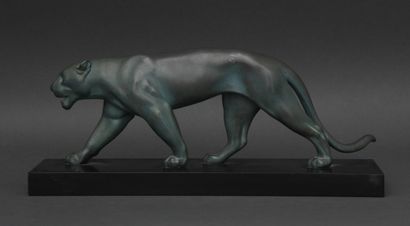  Max le VERRIER (1891-1973) 
Panther 
Green patina bronze sculpture resting on a...