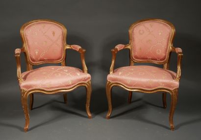 null *Paire de fauteuils cabriolets en bois relaqué doré, style Louis XV

H : 85...