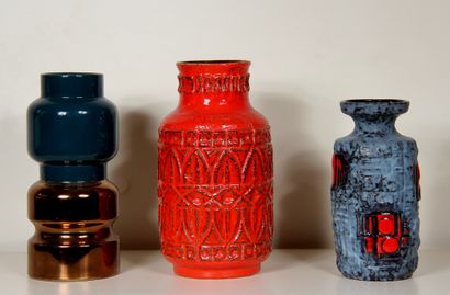 null Lot :

- Vase en céramique à glaçure rouge, Allemagne 

H : 32 cm.

- Vase en...