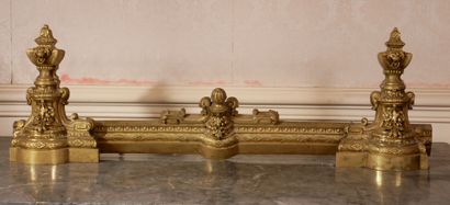 null Bronze and brass mantelpiece decorated with fire pots

H : 28,5 L : 87,5 cm...