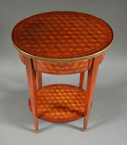 null *Table de salon ovale en bois de placage marqueté de cubes, un tiroir en ceinture,...
