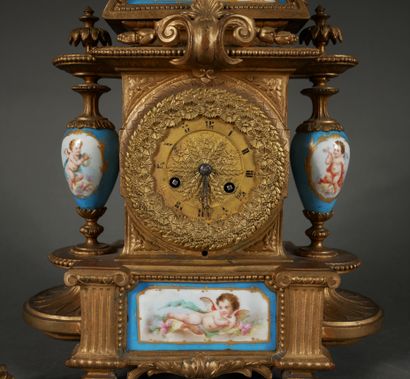 null *Ph MOUREY

Gilt metal and porcelain plate clock with polychrome decoration...