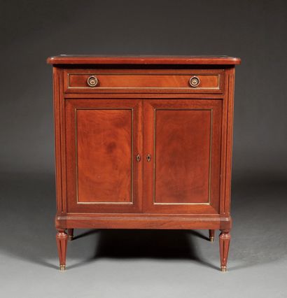 null Mahogany furniture with one drawer, two leaves, marble top, Louis XV style

H...