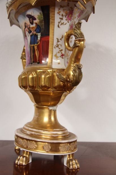 null *Vase sur piédouche à deux anses en porcelaine polychrome et doré à décor d'un...