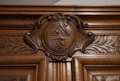null Important armoire de mariage en bois naturel ouvrant à deux portes à trois panneaux,...