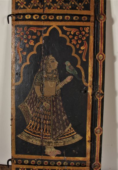 null 
Deux panneaux de porte en bois polychrome à décor d'indiens. Fentes et accidents




69...