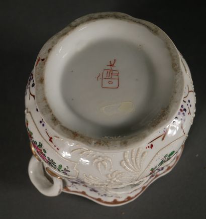 null Lot of polychrome porcelain, mismatched