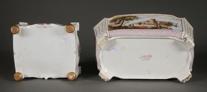 null *AMELINE Vichy et divers

Deux cache-pots en céramique polychrome dans le goût...