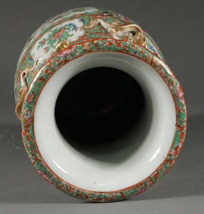 null *Potiche balustre en porcelaine à décor de personnages, Canton

H : 36 cm.