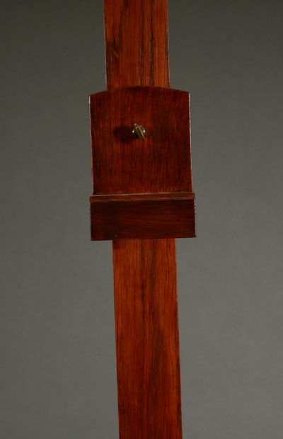null *Chevalet en bois naturel reposant sur des roulettes

210 x 64,5 cm.