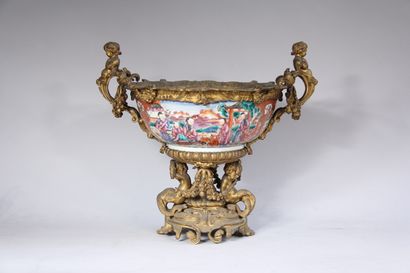 null Polychrome porcelain cup with family scenes, Cie des Indes. Mounting with two...