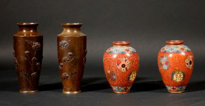 null *Deux paires de vases en bronze patiné à décor en relief d'oiseaux dans des...