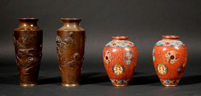 null *Deux paires de vases en bronze patiné à décor en relief d'oiseaux dans des...