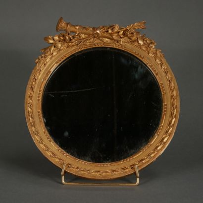 null A round carved wooden mirror with flowers, arrow and torch, Louis XVI style

D:...