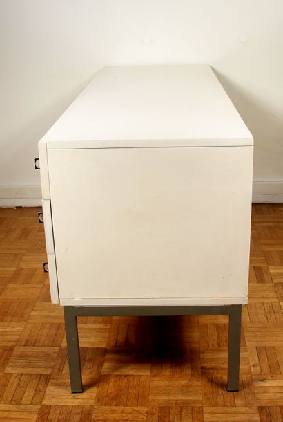 null BRASILIA WERK

Low chest of drawers in cream laminate with six drawers on two...