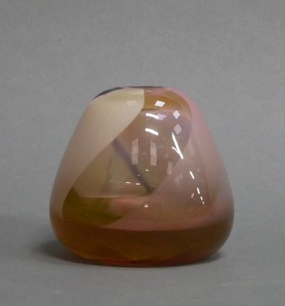 null *Vase piriforme en verre teinté, signé MORAN et daté 27.7.81

H : 13,5 cm.