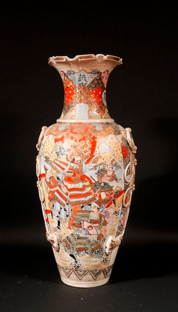 null 
*Vase balustre en faïence polychrome et doré à décor de personnages, anses...