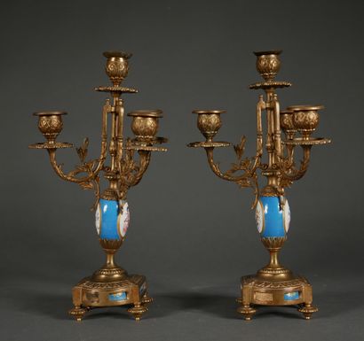 null *Paire de candélabres quadripodes en bronze et porcelaine à décor de putti et...