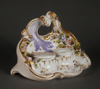 null *Encrier double en porcelaine polychrome et doré de forme rocaille

H : 17 L...