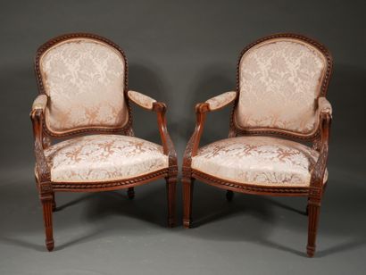 null A pair of straight-backed armchairs in natural wood, fluted and filleted legs,...