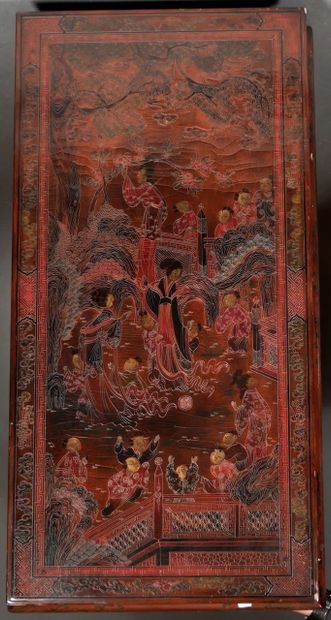 null Lacquer coffee table with characters, China 

H : 37 cm W : 104 cm D : 54cm...