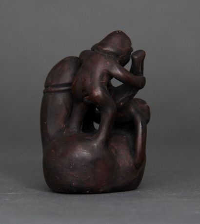 null Small sculpture in patinated plaster in the shape of a phalus and monkeys

H...