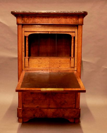 null 
*A burr veneer desk with a grey veined marble top, 19th century.




H : 150...