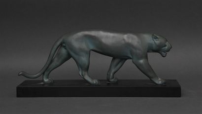  Max le VERRIER (1891-1973) 
Panther 
Green patina bronze sculpture resting on a...
