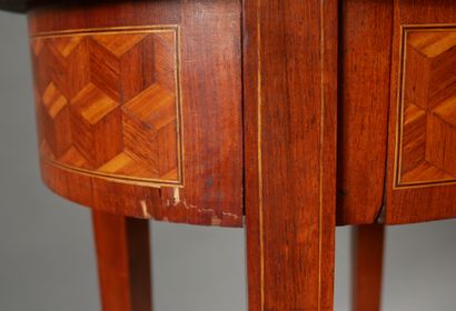 null *Table de salon ovale en bois de placage marqueté de cubes, un tiroir en ceinture,...