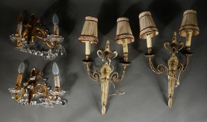null Two pairs of bronze sconces with pendants in the Louis XVI style

H : 20 and...