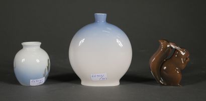null *ROYAL COPENHAGUE

- Deux petits vases en porcelaine polychrome à décor d'un...