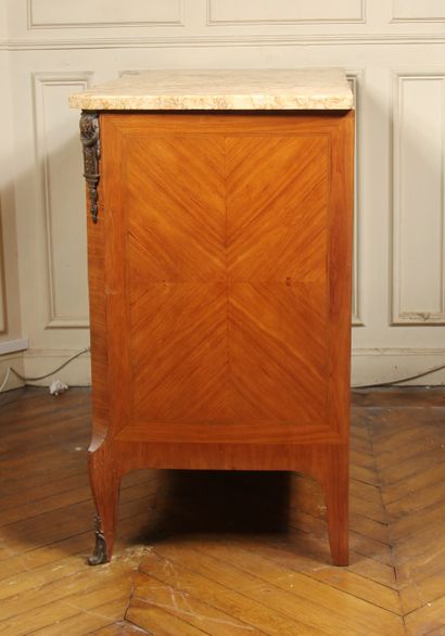 null A scriban chest of drawers in veneer opening to three drawers on three rows,...