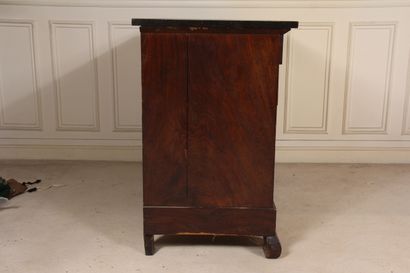 null A flamed mahogany veneered chest of drawers with four drawers on four rows,...