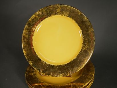 null Six ceramic dinner plates with yellow glaze and golden border

D : 32 cm.