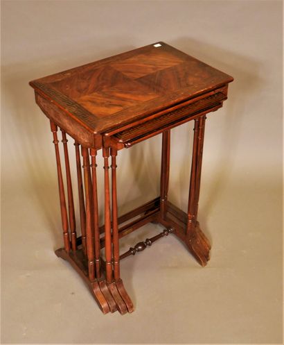 null *Quatre tables gigognes en bois de placage

H : 73 L : 52 P : 37 cm.