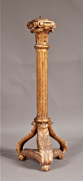 null *Pique-cierge en bois sculpté redoré en forme de colonne

H : 50 cm. (élect...