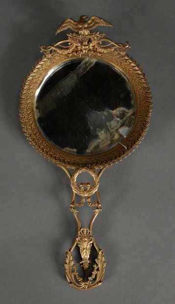 null *Miroir à main en bronze et laiton surmontée d'un aigle, style Empire

H : 27,5...