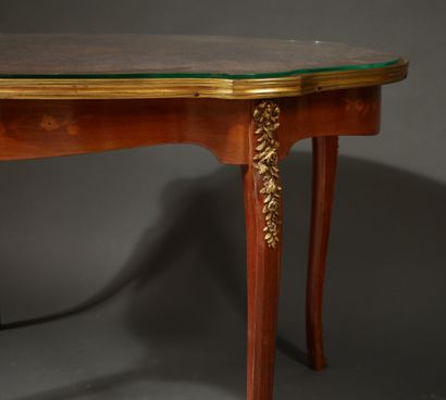 null A Louis XV style four-legged low table in veneer with flower inlays.

H : 50...