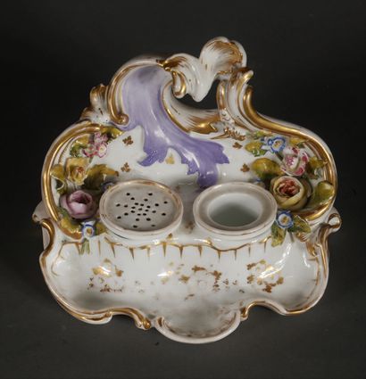 null *Encrier double en porcelaine polychrome et doré de forme rocaille

H : 17 L...