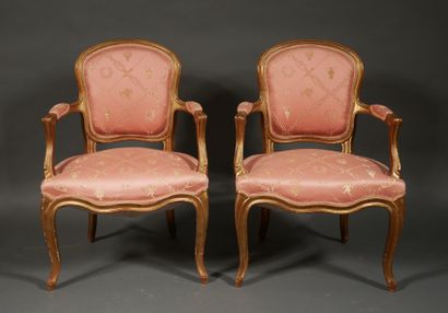 null *Paire de fauteuils cabriolets en bois relaqué doré, style Louis XV

H : 85...