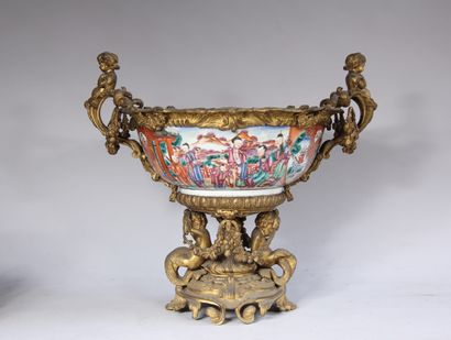 null Polychrome porcelain cup with family scenes, Cie des Indes. Mounting with two...