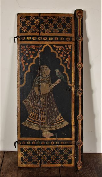 null 
Deux panneaux de porte en bois polychrome à décor d'indiens. Fentes et accidents




69...