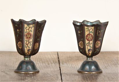 null 
Paire de vases sur pied coniques en métal cloisonné, Chine XIXème s. fentes,...