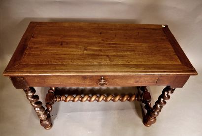null *Table en bois naturel à piètement torsadé, un tiroir en ceinture, entretoise...
