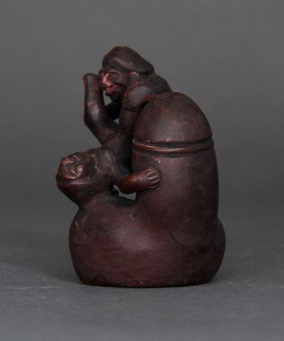 null Small sculpture in patinated plaster in the shape of a phalus and monkeys

H...
