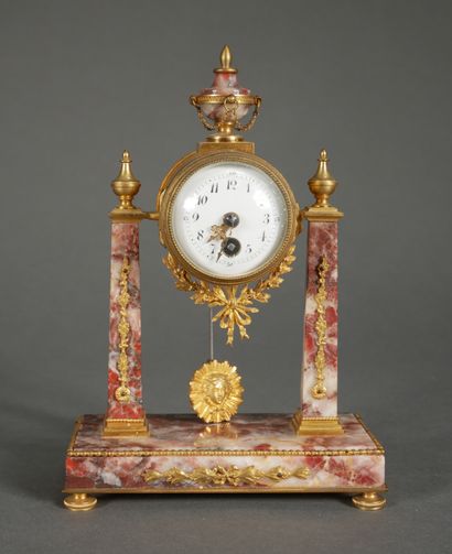 null *Petite pendule portique en marbre griotte et bronze, style Louis XVI

H : 19...