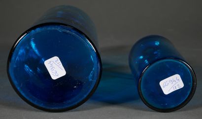 null * Deux bouteilles à pharmacie en verre transparent bleu

H : 16-26 cm.