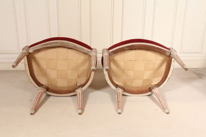 null Paire de fauteuils cabriolets à dossier médaillon en bois relaqué gris et rose,...