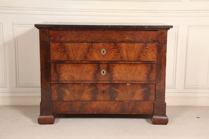 null A flamed mahogany veneered chest of drawers with four drawers on four rows,...