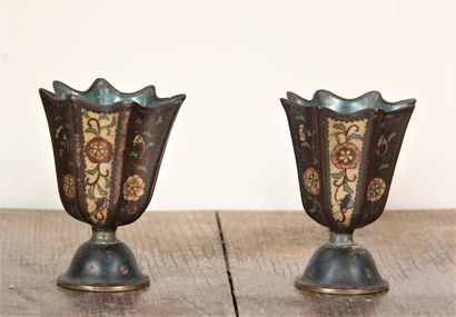 null 
Paire de vases sur pied coniques en métal cloisonné, Chine XIXème s. fentes,...
